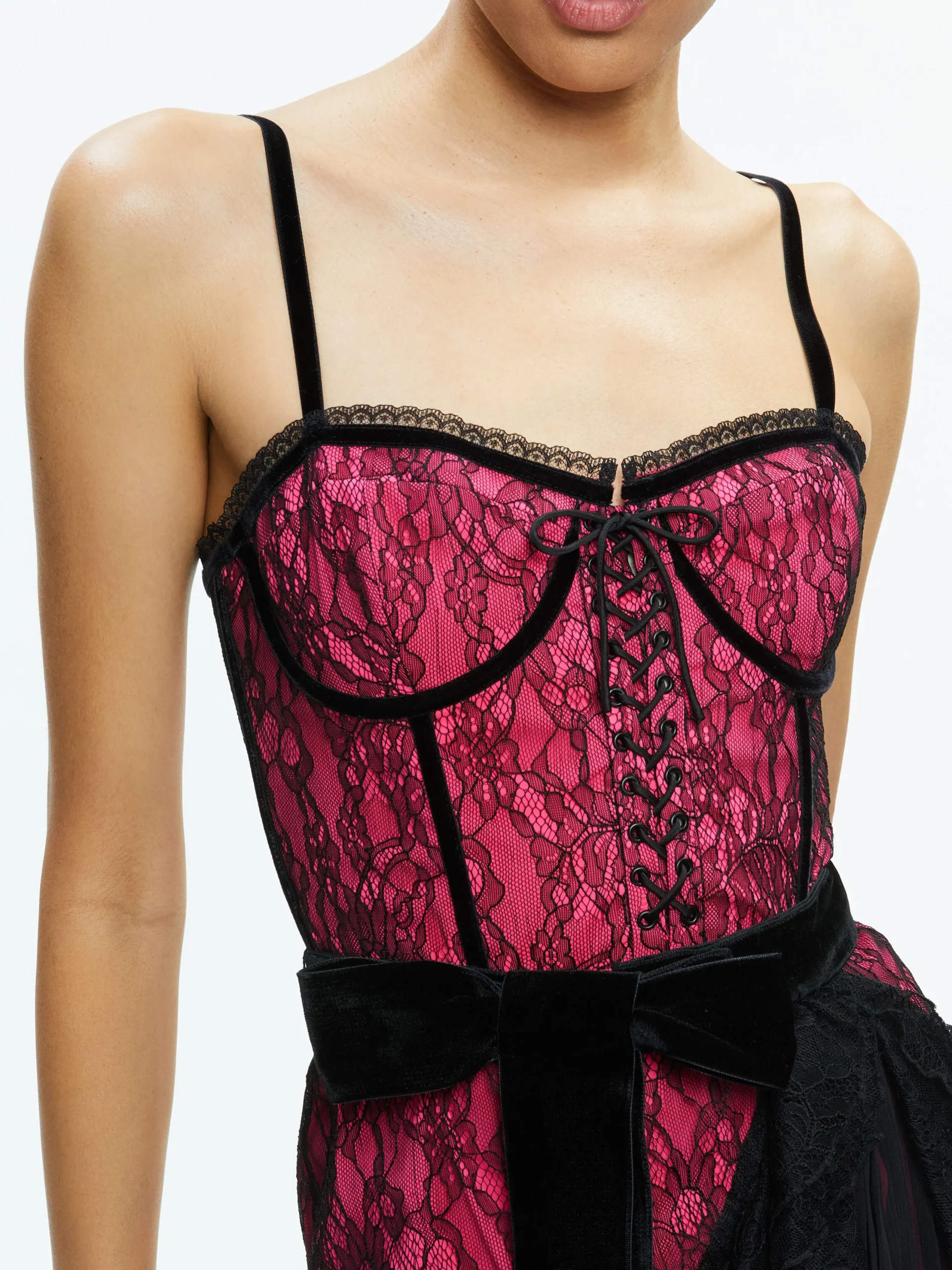 Alice and Olivia MINI|DRESSES*CHANTIL LACE RUFFLE MINI GOWN