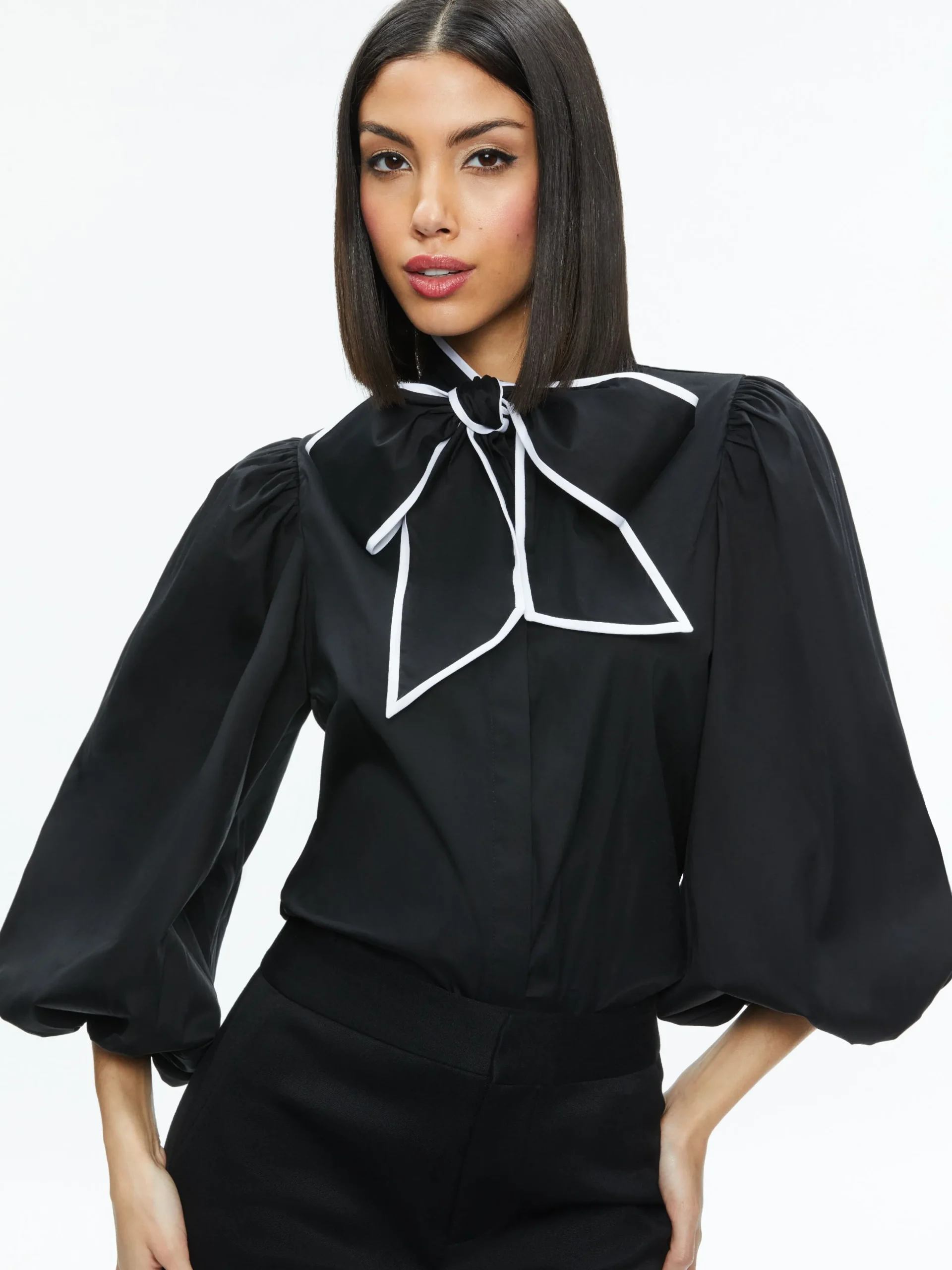 Alice and Olivia ESSENTIALS|THE WORKWEAR EDIT*LOU BOW BUTTON DOWN